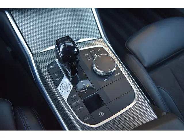 BMW 3 Serie Touring 320i Business Edition 2022 Benzine 17