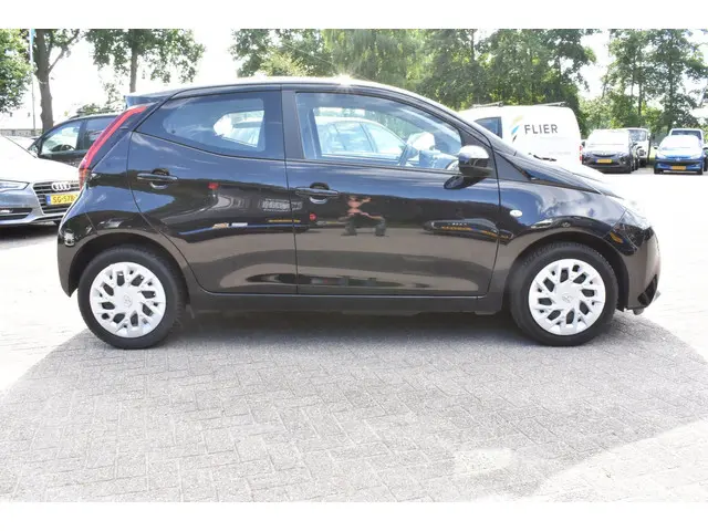 Toyota Aygo 1.0 VVT-i x-play 2020 Benzine 3
