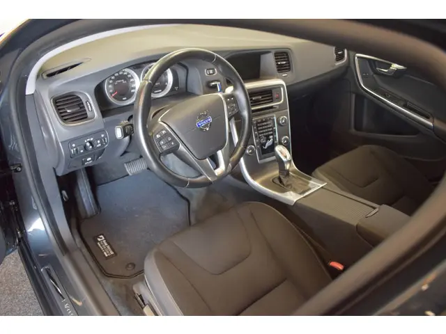 Volvo V60 T3 150pk AUT6 Momentum 2013 Benzine 4