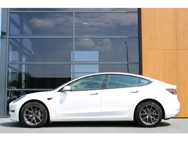 Tesla Model 3 2