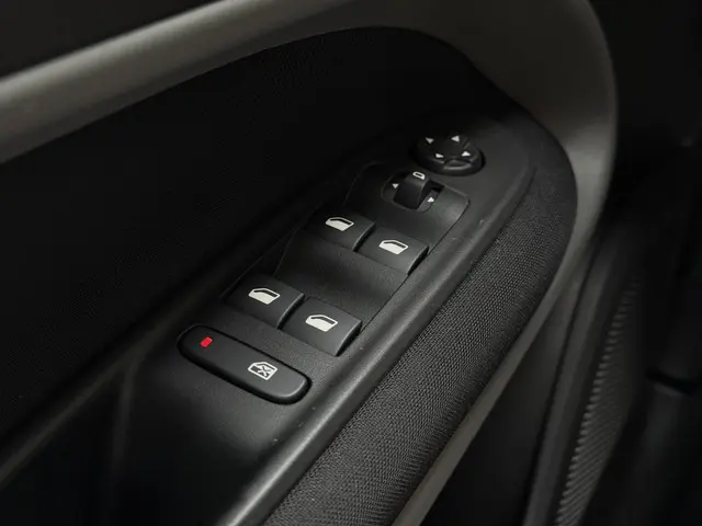 Jeep Avenger Longitude 54 kWh 2024 Elektrisch 33