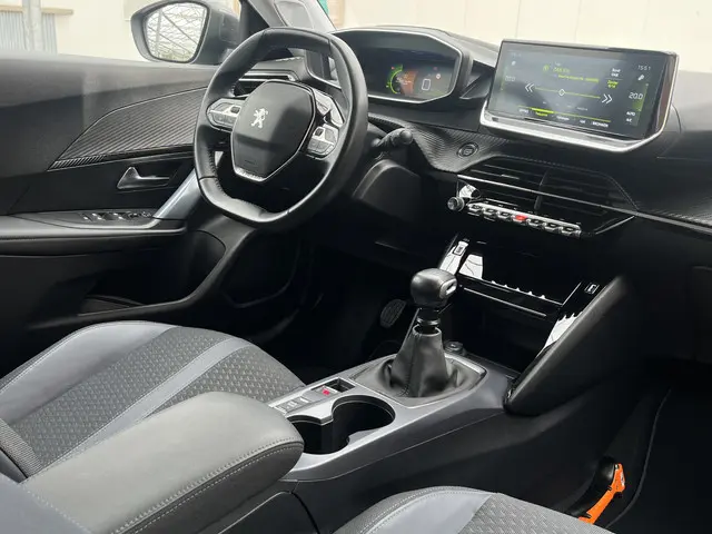 Peugeot 2008 PureTech 100 Allure 2021 Benzine 28