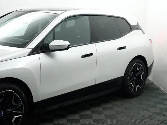 BMW iX xDrive40 M Gold Edition 77 kWh- 2021 Elektrisch 34