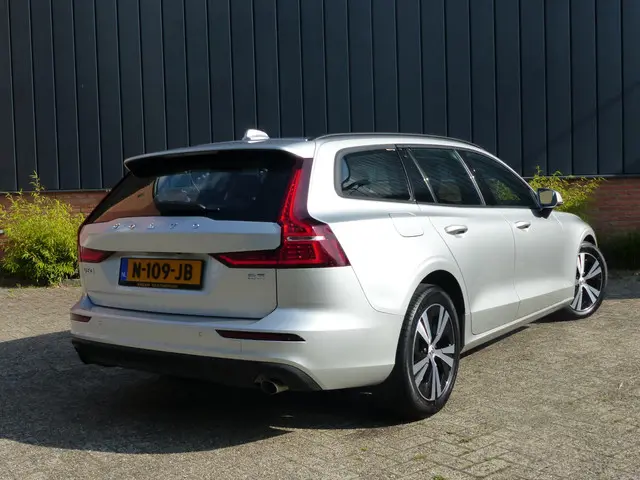 Volvo V60 B3 Momentum Advantage 2021 Benzine 3