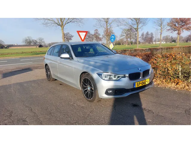 BMW 3 Serie Touring 318i Executive 2018 Benzine 4