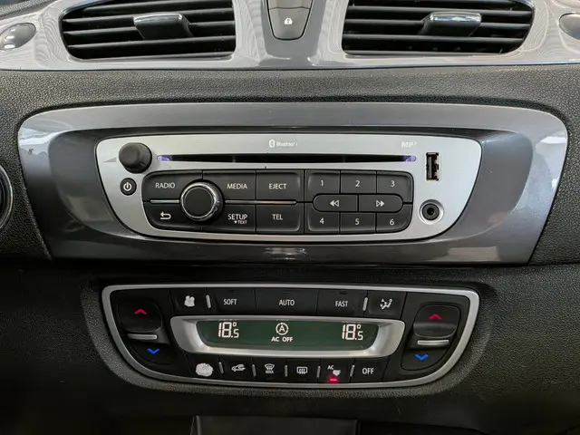 Renault Scénic Xmod 1.2 TCe Bose 2014 Benzine 16