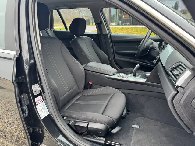 BMW 3 Serie Touring 318i Executive 2017 Benzine 26