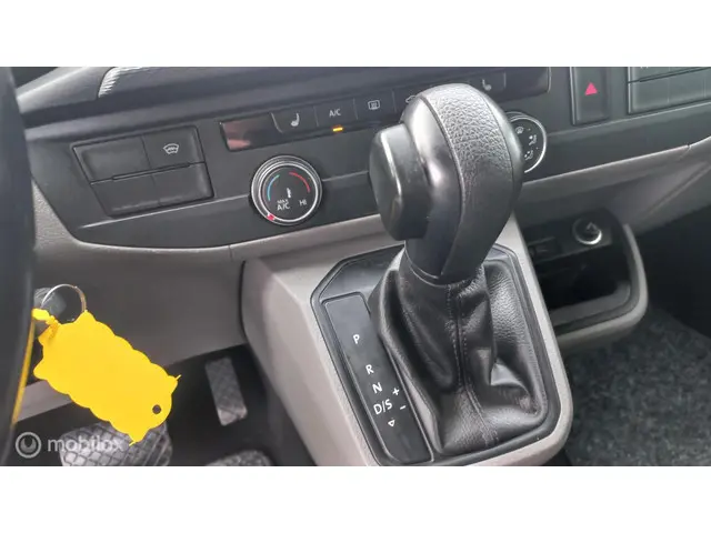 Volkswagen Transporter 2.0 TDI L2H1 30 DC 2020 Diesel 16