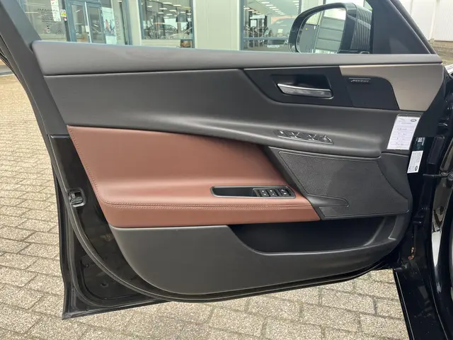 Jaguar XE 2.0 Portfolio 2015 Benzine 15