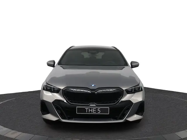 BMW 5 Serie Touring 550e xDrive 2025 Hybride Benzine 12