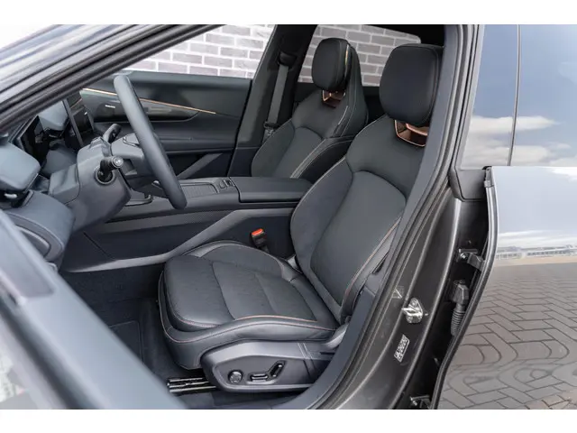 Lynk & Co 08 1.5 More 2026 Hybride Benzine 4