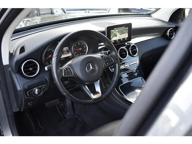 Mercedes-Benz GLC 220 d 4MATIC Prestige 2016 Diesel 8