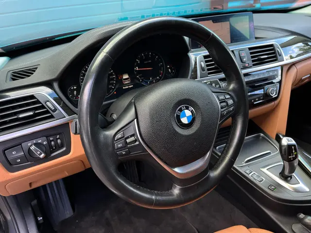BMW 3 Serie Touring 318i Luxury Edition 2018 Benzine 10