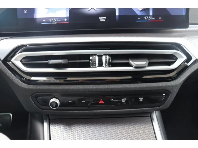 BMW 3 Serie 330e 2024 Hybride Benzine 29