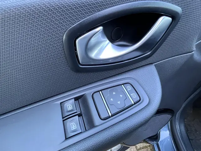 Renault Clio Estate 0.9 TCe Limited 2018 Benzine 18