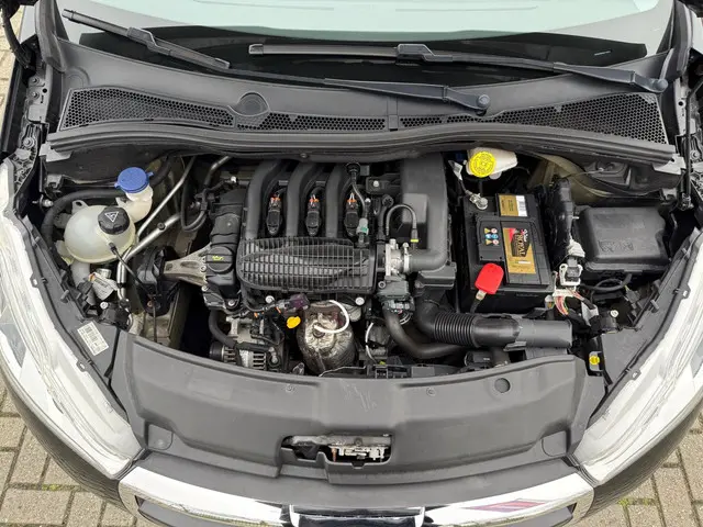 Peugeot 208 1.2 PureTech Blue Lease 2016 Benzine 33