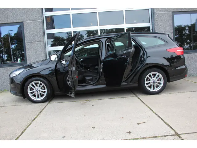 Ford Focus Wagon 1.0 Trend Edition 2015 Benzine 4