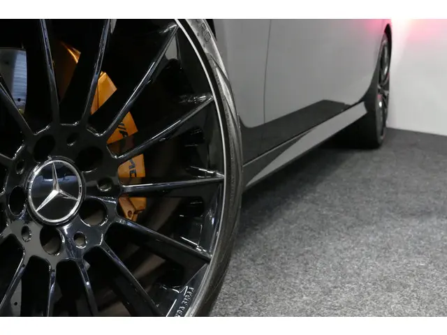 Mercedes-Benz E-Klasse 200 AMG Line 2020 Benzine 28