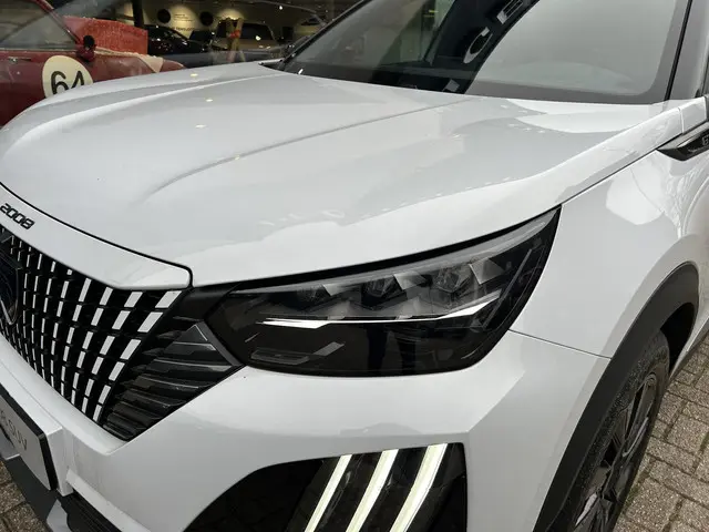 Peugeot 2008 1.2 Hybrid 145 PK GT 2025 Hybride Benzine 42