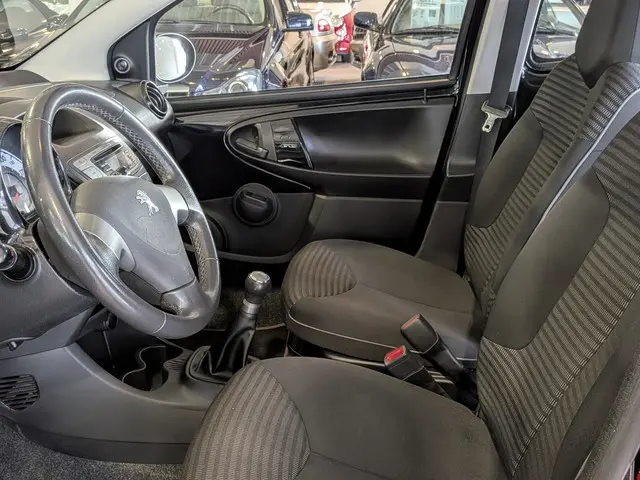 Peugeot 107 1.0 Envy 2013 Benzine 6