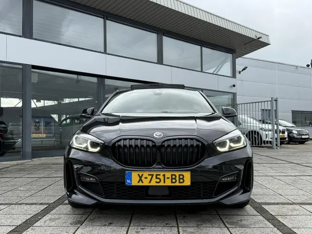 BMW 1 Serie 118i Aut. M-Sport 2023 Benzine 8