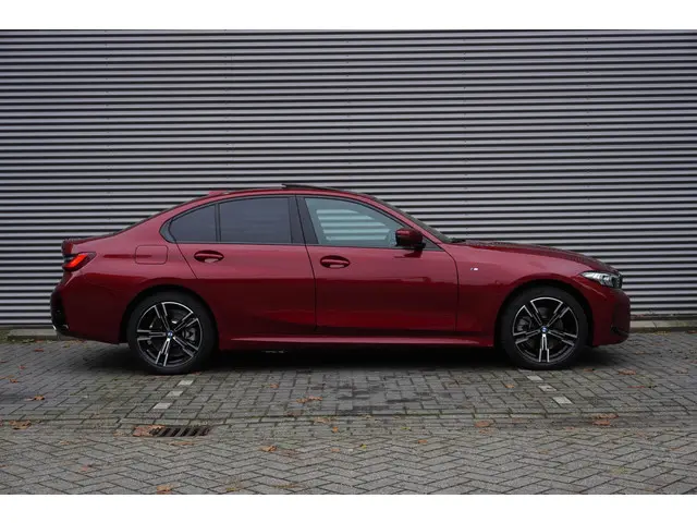 BMW 3 Serie Sedan 330e 2025 Hybride Benzine 4