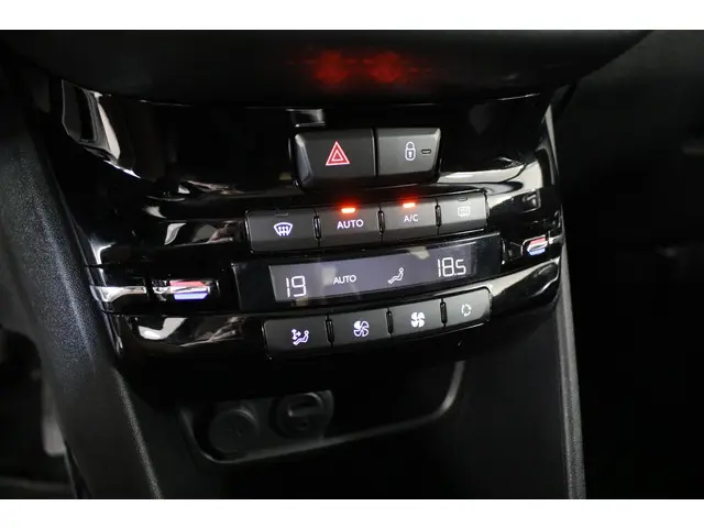 Peugeot 2008 1.2 PureTech Allure 130 PK. 2018 Benzine 24