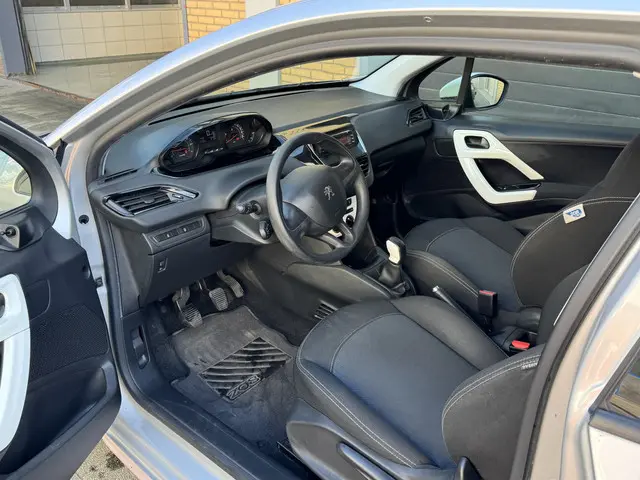 Peugeot 208 1.0 PureTech LIKE 2015 Benzine 2