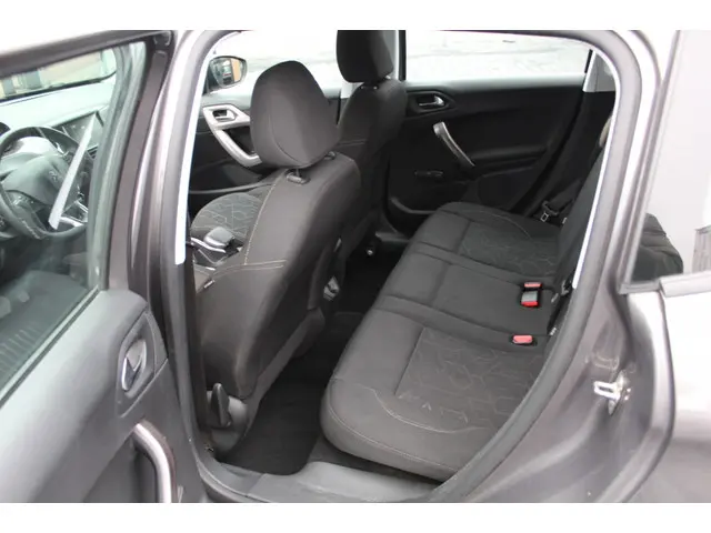 Peugeot 2008 1.2 PureTech Active automaat 2014 Benzine 16