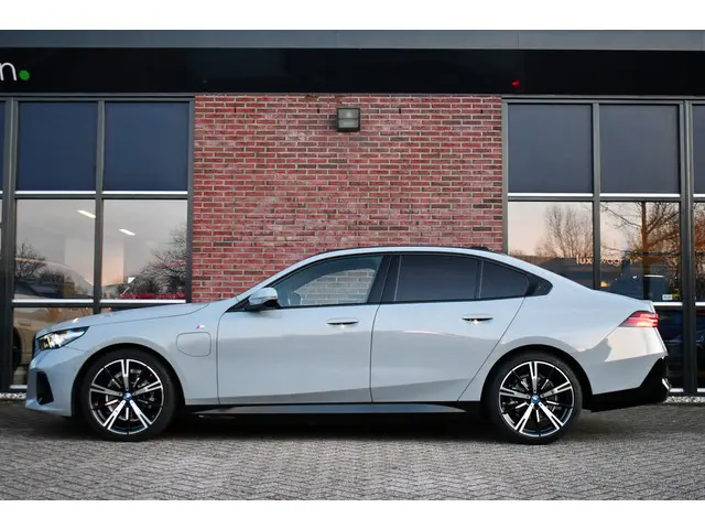 BMW 5 Serie 530e M-Sport 2024 Hybride Benzine 61