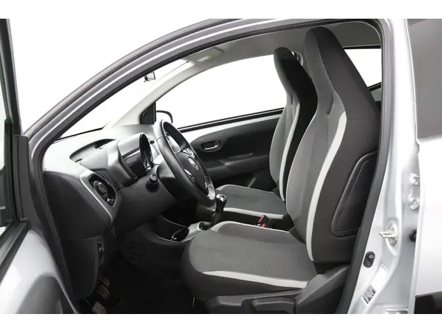 Toyota Aygo 1.0 VVT-i x-play 2022 Benzine 17