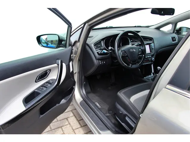 Kia cee'd Sportswagon 1.6 GDI DynamicLine 2015 Benzine 13