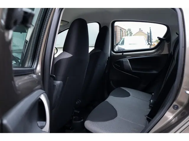 Toyota Aygo 1.0 VVT-i AUTOMAAT! 64.000km NAP! 2013 Benzine 15