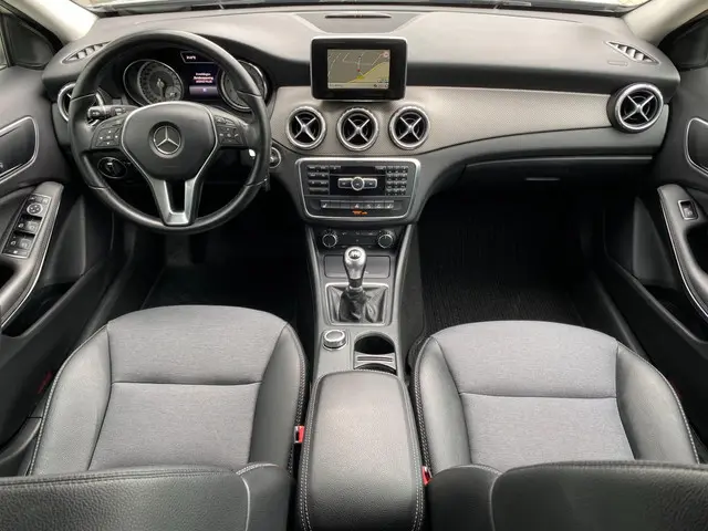 Mercedes-Benz GLA 200 Trekhaak 2015 Benzine 14