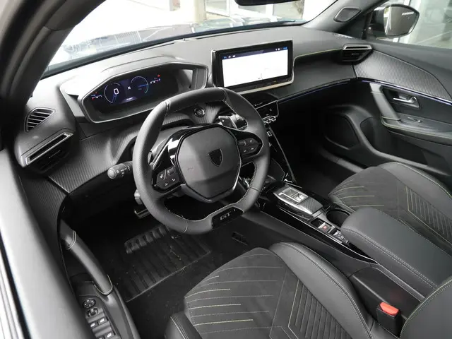 Peugeot 2008 1.2 Hybrid 145 GT 2025 Hybride Benzine 8