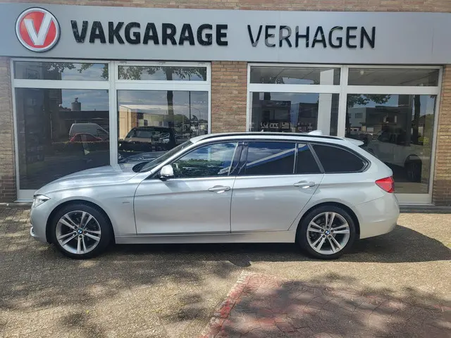 BMW 3 Serie Touring 320i Executive / sport 2017 Benzine 2