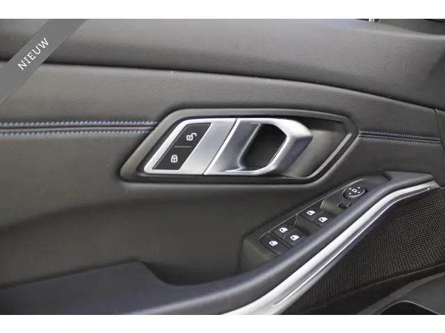 BMW 3 Serie 320i High Executive 2022 Benzine 32