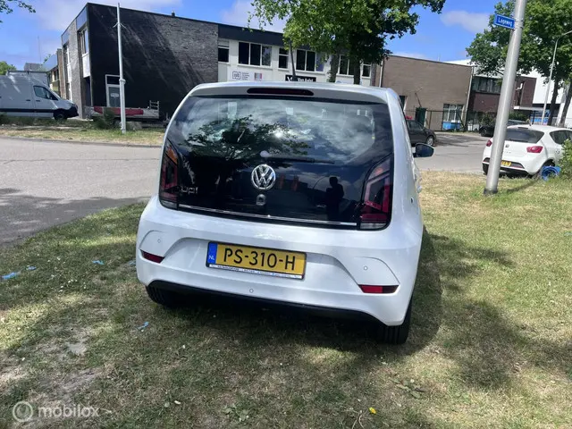 Volkswagen up! 1.0 BMT high up! 2017 Benzine 9