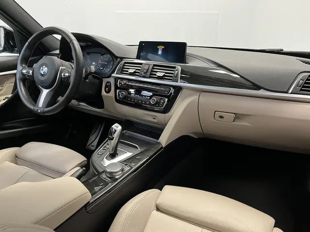 BMW 3 Serie Touring 330i M Sport Edition 2018 Benzine 15