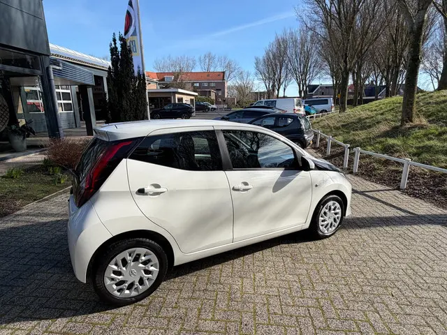 Toyota Aygo 1.0 VVT-i x-play camera - carplay 2020 Benzine 7