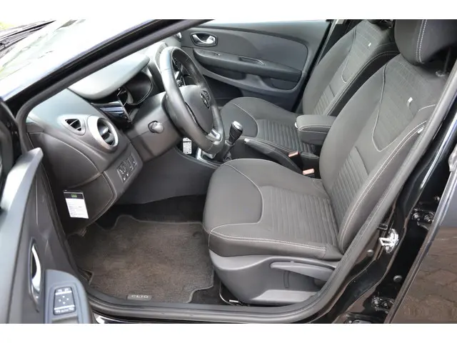 Renault Clio Estate 0.9 TCe Limited 2017 Benzine 12