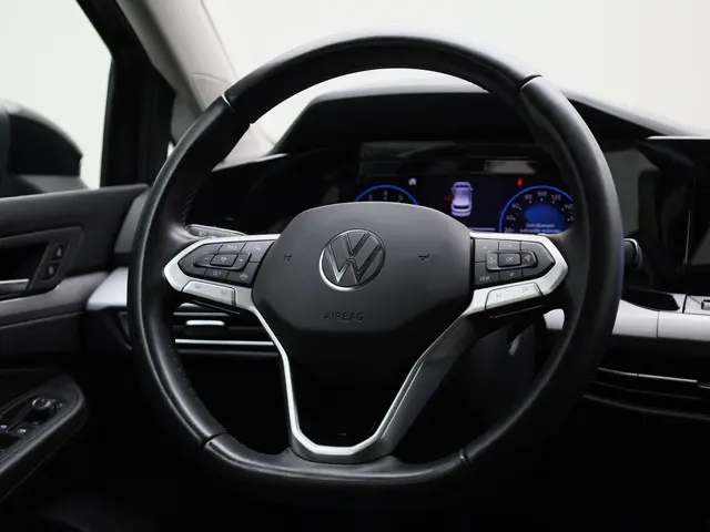 Volkswagen Golf 1.0 TSI 110PK Life 2023 Benzine 32