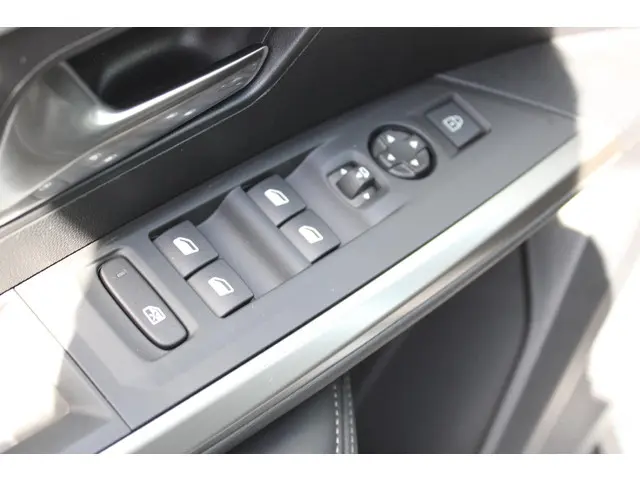 Peugeot 5008 HYBRID 145 ALLURE 2025 Hybride Benzine 19