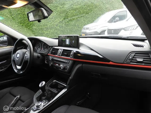 BMW 3 Serie 316i Executive Sport 2013 Benzine 18