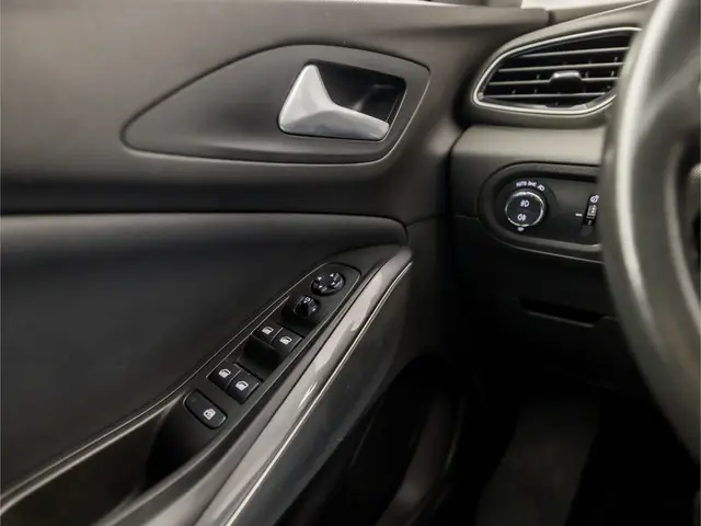 Opel Grandland X 1.2 Turbo Elegance Sport 2021 Benzine 30