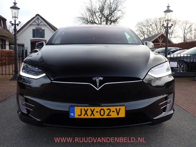 Tesla Model X 2