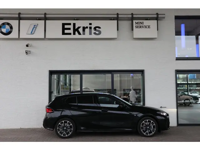 BMW 1 Serie 5-deurs 120 2024 Benzine 6