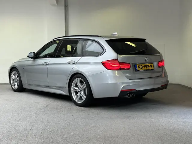 BMW 3 Serie Touring 320i M-sport 2017 Benzine 2