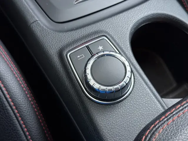 Mercedes-Benz GLA 180 AMG line 2016 Benzine 32