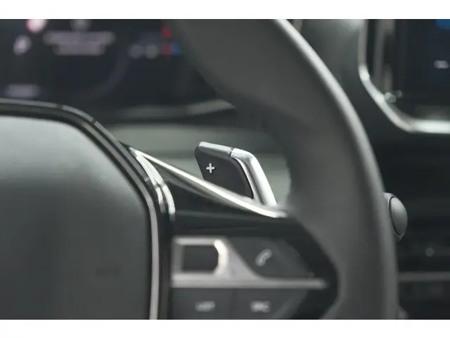 Peugeot 208 Hybrid 100 e-DCS6 Allure 2024 Benzine 37